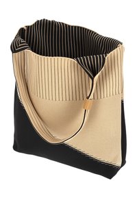 Tote bag in zwart en beige met een textuuropervlak, voorzien van een diagonale gestreepte patroon en een enkele afgeronde handgreep.