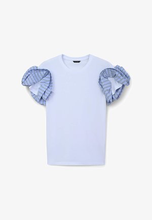 T-shirt blanc avec des manches rayées bleues à volants. Le tissu est lisse, et les manches sont légèrement froncées avec des rayures verticales.