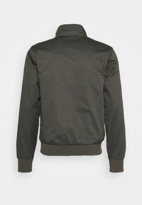 Giacca bomber verde scuro realizzata in tessuto leggero e liscio, con colletto e polsini a costine e una vita aderente.