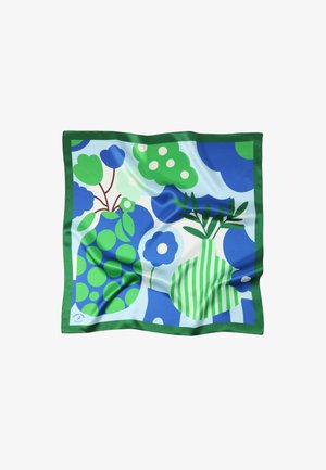 Hedvábný šátek s živým designem, zahrnujícím zelené, modré a bílé květinové a geometrické vzory, s okrajem v zelené barvě.