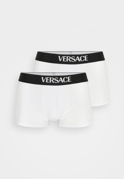 Feh�ér pamut boxer alsónadrág fekete rugalmas derékpánttal, amelyen fehér színnel a "Versace" logó látható, sima textúrájú és testhezálló kialakítással.