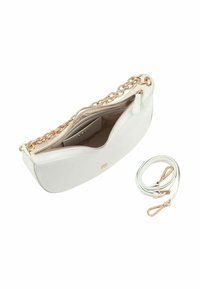 Borsa a spalla in pelle bianca con tracolla a catena, chiusura con zip e interno beige. Include una tracolla bianca rimovibile e una tasca interna.