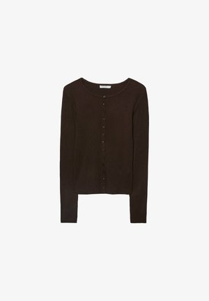 Cardigan marron côtelé avec un col en bateau, comportant cinq boutons sur le devant et des manches longues. Le matériau semble doux et texturé.