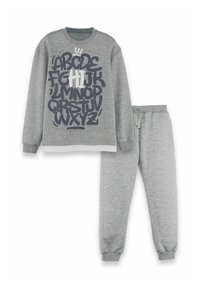 Grijze sweatset voor kinderen met een lange mouw top, voorzien van zwart alfabet-graffiti en opgevalde witte letters "H" en "I", gecombineerd met bijpassende joggerbroeken.