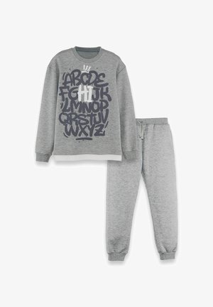 Grijze sweatset voor kinderen met een lange mouw top, voorzien van zwart alfabet-graffiti en opgevalde witte letters "H" en "I", gecombineerd met bijpassende joggerbroeken.