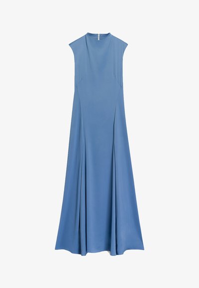 Niebieska, bezrękawnikowa sukienka maxi z wysokim dekoltem, lekko opadającą sylwetką w kształcie litery A, bocznymi fałdami oraz gładką, lekką teksturą materiału.