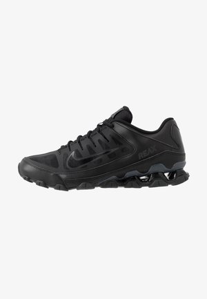 Chaussure de sport noire avec une tige en mesh, des accents synthétiques et une semelle rembourrée dotée de chambres à air visibles pour un soutien et une flexibilité.