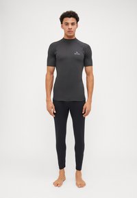 Zwarte wetsuit top met korte mouwen en een hoge hals, vergezeld van zwarte strakke broek. Gladde textuur, lichtgewicht stof en gestroomlijnd ontwerp.