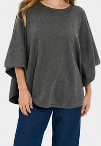 Pelēks, platais pončo tops ar apaļu izgriezumu un īsām piedurknēm, izgatavots no mīksta auduma. Saskaņots ar ziliem platām kājām džinsiem.