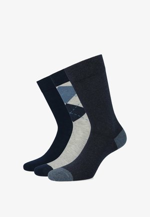 Trzy pary skarpetek: granatowe, szare i w wzory. Posiadają ściągacz, gładką fakturę oraz geometryczne wzory z niebieskimi akcentami.