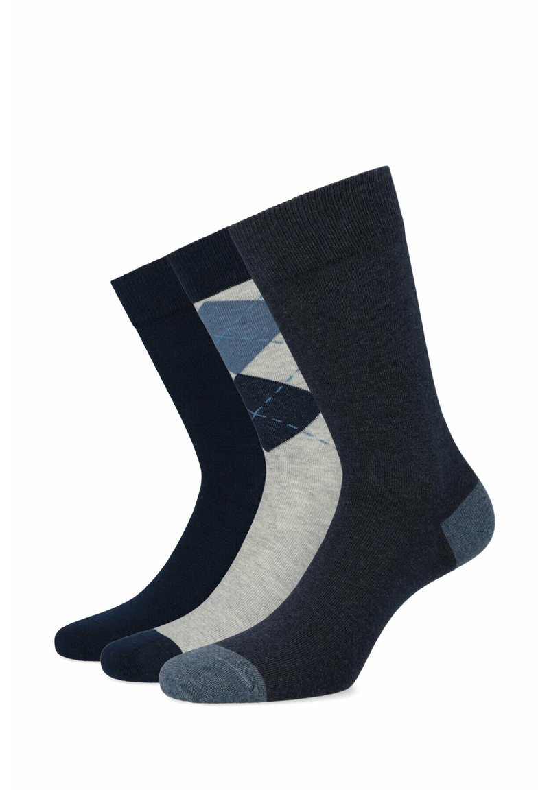 Trzy pary skarpetek: granatowe, szare i w wzory. Posiadają ściągacz, gładką fakturę oraz geometryczne wzory z niebieskimi akcentami.