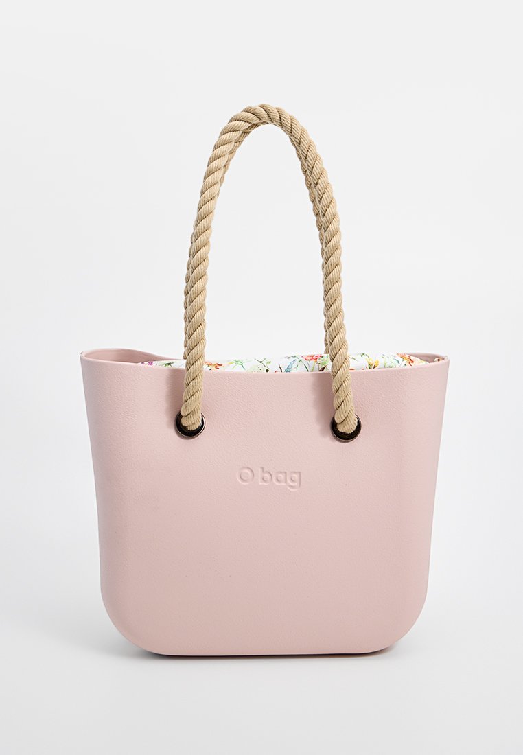 Różowa, teksturowana torba z tworzywa sztucznego z linowymi uchwytami i podszewką w kwiatowy wzór. Posiada zaokrąglony kształt i tłoczone logo z przodu.