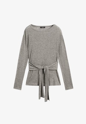 Szary top z długim rękawem wykonany z miękkiego materiału, z wiązanym w talii akcentem, okrągłym dekoltem oraz luźnym krojem z baskinką.