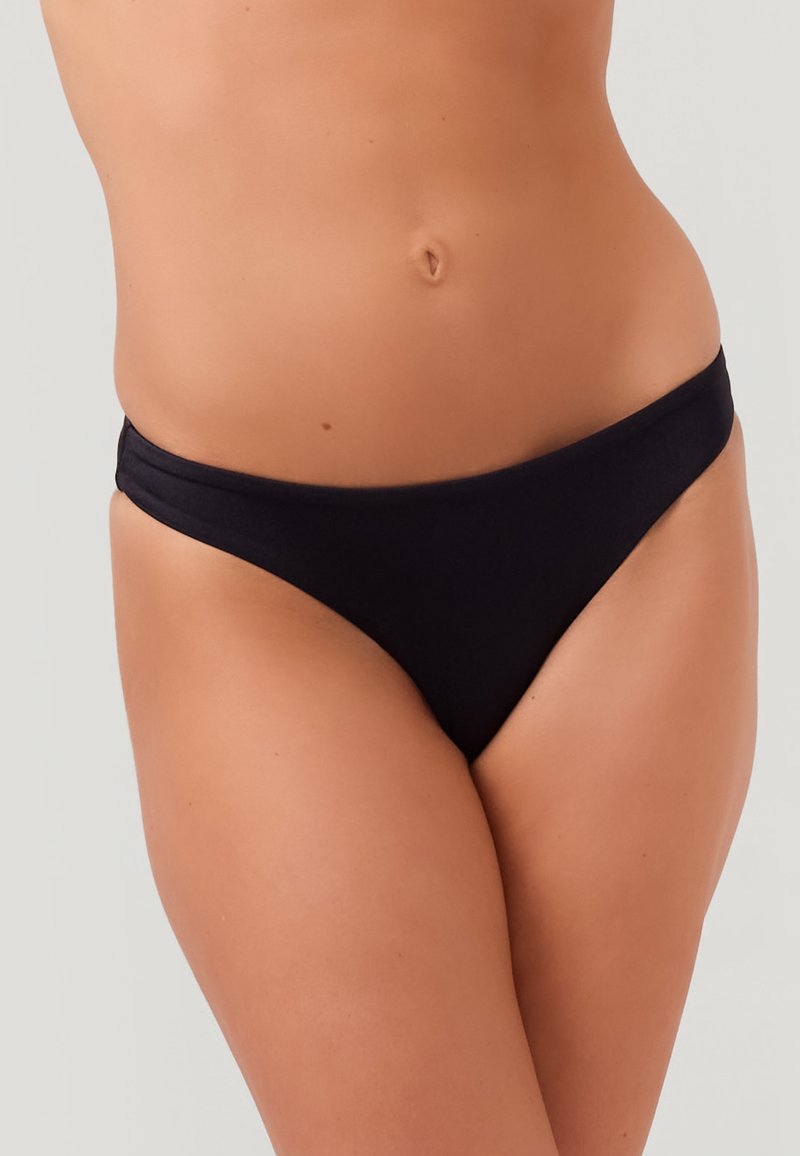 Schwarzer Bikiniunterteil mit glatter Textur, moderater Abdeckung und einem einfachen, eleganten Design. Verfügt über eine tiefe Taille und minimale Nähte.