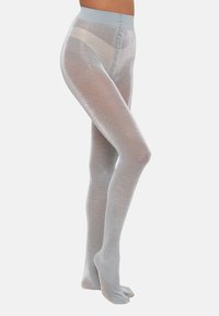 Collant argentati brillanti con una texture semi-trasparente e scintillante, cintura alta elastica e design con piedi, caratterizzati da una finitura liscia.