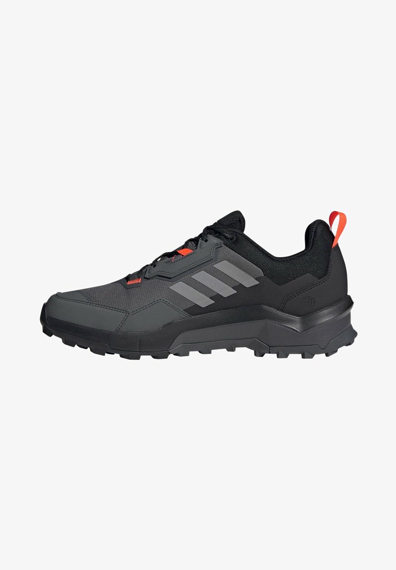 Czarno-szare obuwie do biegania w terenie marki Adidas z ruggedową podeszwą, pomarańczową pętelką i trzema szarymi paskami po bokach, pokazane z prawej strony.
