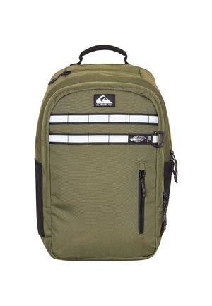 Olivgrüner Rucksack in rechteckiger Form mit schwarzen Akzenten, reflektierenden Streifen, mehreren mit Reißverschlüssen versehenen Taschen und einem oberen Griff.