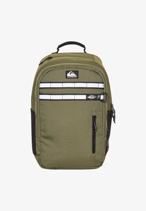 Olivgrüner Rucksack in rechteckiger Form mit schwarzen Akzenten, reflektierenden Streifen, mehreren mit Reißverschlüssen versehenen Taschen und einem oberen Griff.