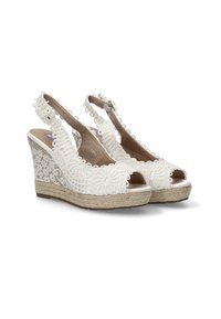 Sandalias de cuña blancas con punta abierta, diseño tipo slingback, textura de encaje y suela de espadrille trenzada. Presenta adornos florales en la parte superior.