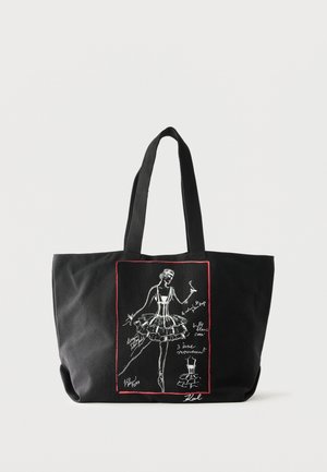Schwarze Tote-Bag mit weißer Skizze einer Ballerina im Tutu und Spitzenschuhen, mit handschriftlichen Notizen und rotem rechteckigem Rahmen.