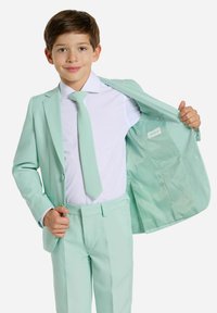 Completo verde menta con rever a lancia, chiusura a bottone singolo, cravatta coordinata e camicia bianca; tasca interna etichettata "OPPOSUITS."