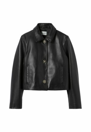 Giacca corta in pelle nera con collo appuntito, tre bottoni frontali e due tasche verticali con filetto su ciascun lato.