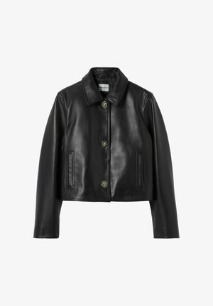 Veste en cuir noire courte avec col pointu, trois boutons avant et deux poches passepoilées verticales de chaque côté.