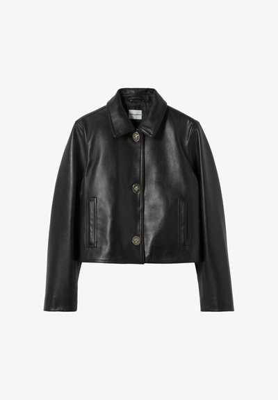Chaqueta corta de cuero negro con cuello puntiagudo, tres botones delanteros y dos bolsillos verticales ribeteados a cada lado.