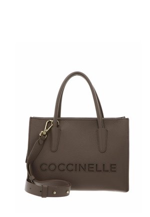 Sac à main en cuir marron avec deux poignées et une bandoulière amovible, avec le nom de la marque "COCCINELLE" embossé à l’avant.