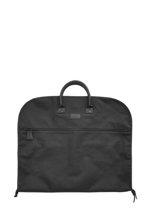 Bolsa para prendas de tela negra con asas dobles y un bolsillo con cremallera horizontal en la parte delantera.