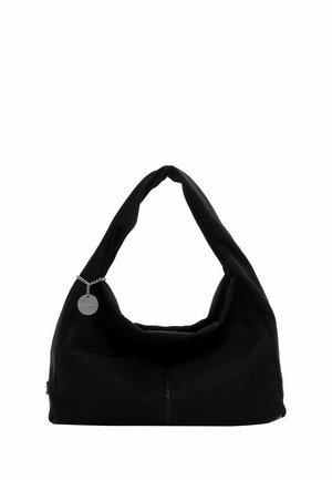 Schwarze Stoff-Hobo-Tasche mit einem lässigen Design, einem einzelnen Schlaufenhenkel, Lederakzenten und einem silbernen Charm, der an einer Kette befestigt ist.