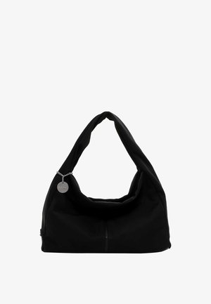 Zwarte stoffen hobo-tas met een slungelige uitstraling, een enkele lus handvat, leren accenten en een zilveren hanger bevestigd aan een ketting.