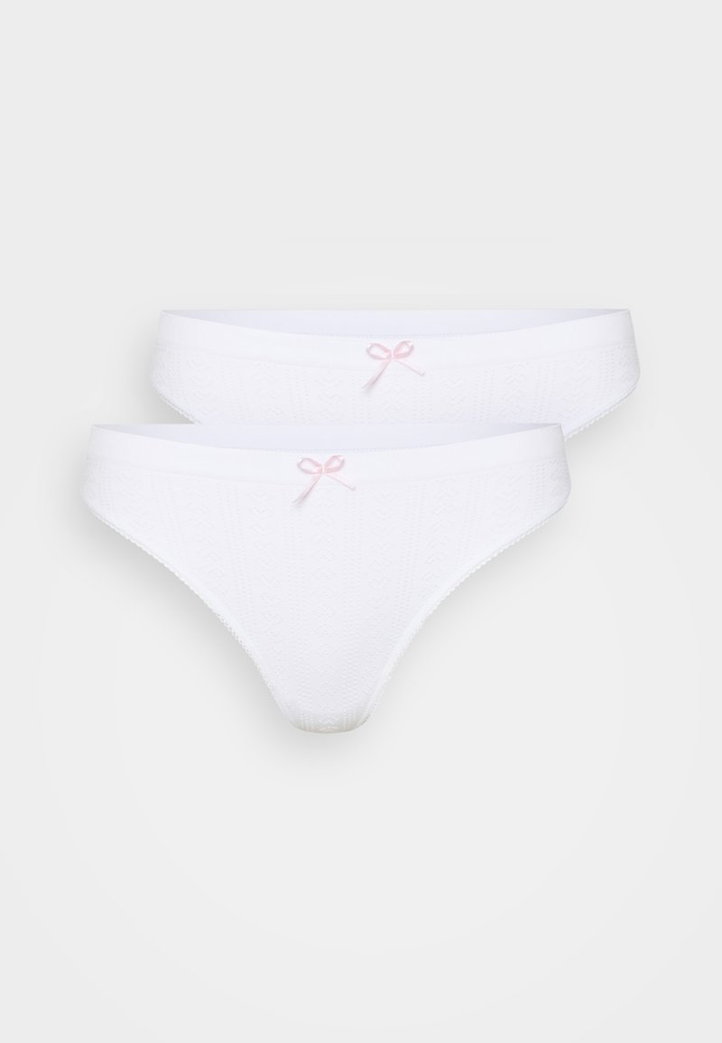 Twee witte kanten katoenen slipjes met een klein roze strikje in het midden van de tailleband, weergegeven op een witte achtergrond.