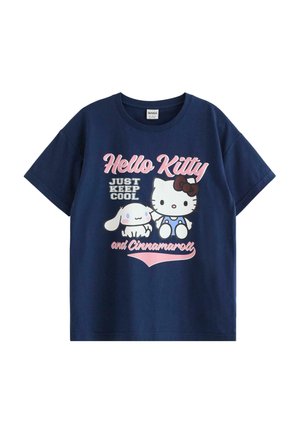 Mørkeblå T-shirt med teksten "Hello Kitty Just Keep Cool and Cinnamoroll" og tegneseriefigurerne Hello Kitty og en hvid hund med lyserøde kinder.