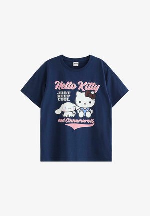Mørkeblå T-shirt med teksten "Hello Kitty Just Keep Cool and Cinnamoroll" og tegneseriefigurerne Hello Kitty og en hvid hund med lyserøde kinder.