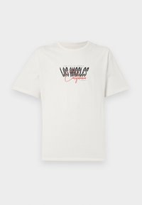 Hvid bomulds t-shirt med korte ærmer og rund halsudskæring. Har et grafisk tryk med "Los Angeles California" i sort og rød. Enkelt, afslappet pasform.