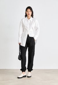 Tommy Jeans MR PANT - Oldalzsebes nadrágok - black