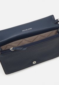 MICHAEL Michael Kors JET SET FLAP XBODY - Skulderveske - navy