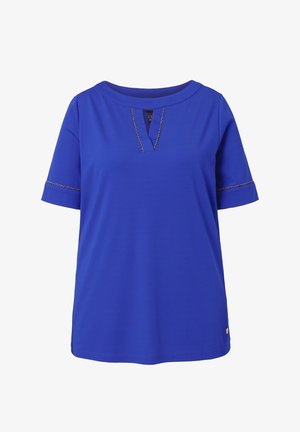 Modrá krátká halenka s krátkými rukávy, výstřihem do tvaru klíčové dírky a dekorativním černo-bílým prošíváním na výstřihu a rukávech.