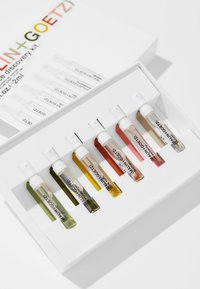 Sechs transparente Sprühfläschchen in verschiedenen Flüssigkeitsfarben (grün, gelb, gold, rot, klar) in einer weißen Kit-Box mit sichtbaren Etikettendetails.