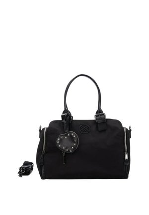 Borsa nera con due manici, una tracolla staccabile accanto, cerniere argentate e un portachiavi a forma di cuore con borchie metalliche.