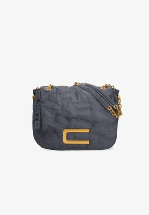 Donkergrijze suède handtas met een geborduurd "CUSTO" patroon, gouden schouderband en grote gouden gesp in de vorm van een "C" aan de voorkant.