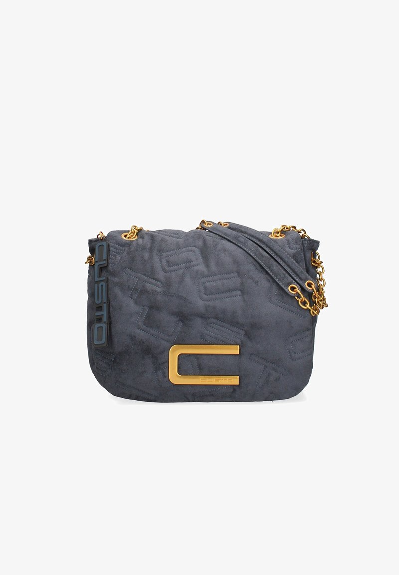 Donkergrijze suède handtas met een geborduurd "CUSTO" patroon, gouden schouderband en grote gouden gesp in de vorm van een "C" aan de voorkant.