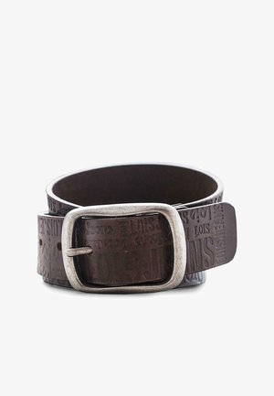 Cinturón de cuero marrón con texto en relieve, hebilla rectangular de plata y un acabado suave con ligera textura.