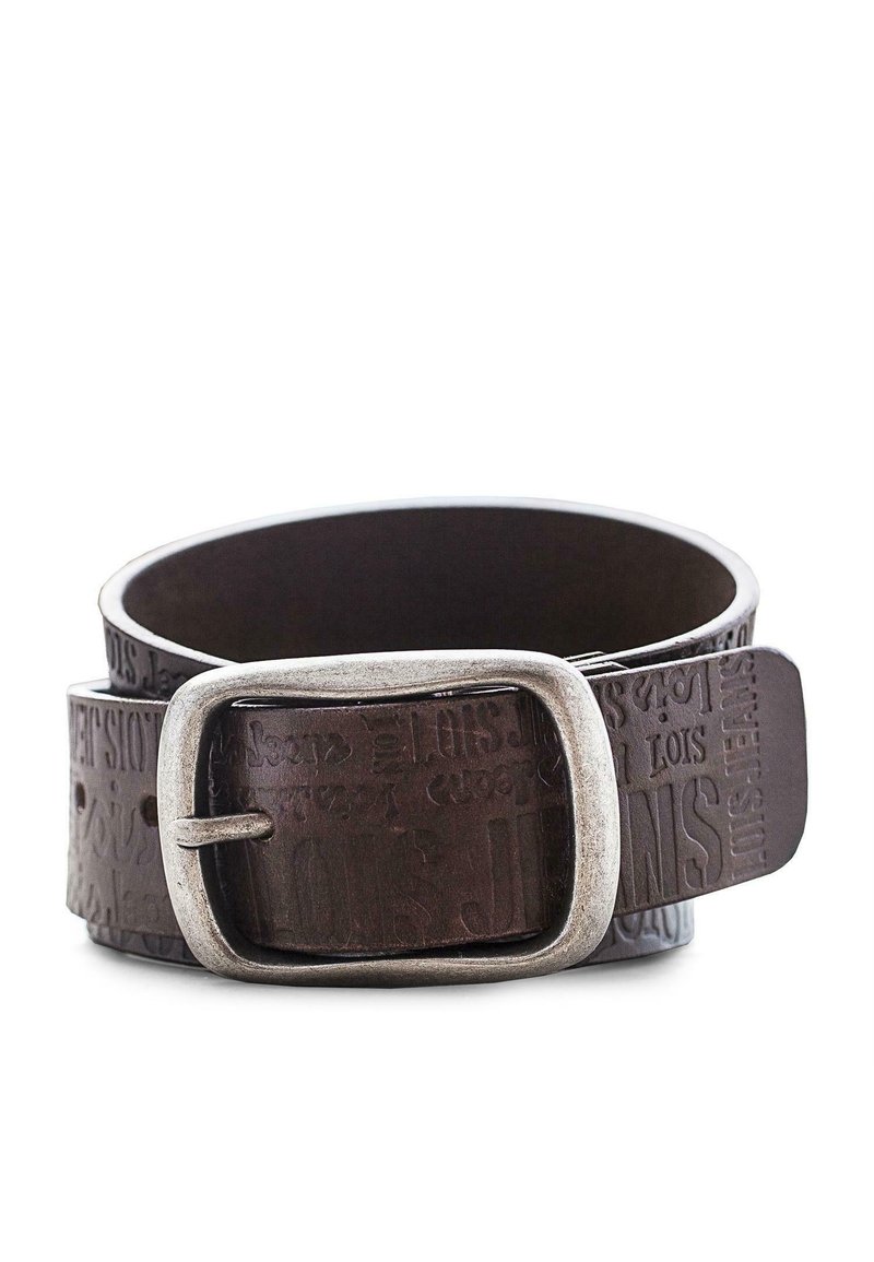 Cinturón de cuero marrón con texto en relieve, hebilla rectangular de plata y un acabado suave con ligera textura.