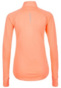 Camiseta deportiva de mangas largas en un vibrante color naranja, con un cuello alto, que presenta una textura acanalada y detalles reflectantes en la parte posterior.