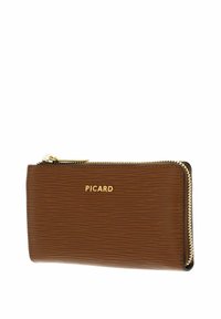 Portefeuille en cuir brun avec une texture striée, quincaillerie dorée et fermeture éclair. Présente le logo "PICARD" en relief sur le devant.