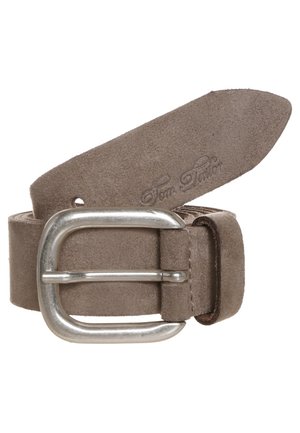 Taupefarbener Veloursledergürtel mit silberner Metallschnalle, aufgerollt, mit geprägtem Markennamen „Tom Tailor“ nahe der Gürtelspitze.