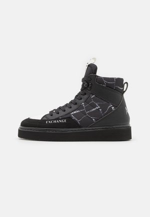 Schwarzer High-Top-Sneaker mit gesteppten Seitenpanelen, weißem "Armani Exchange" Text, schwarzer Sohle und Schlaufen an Zunge und Ferse.