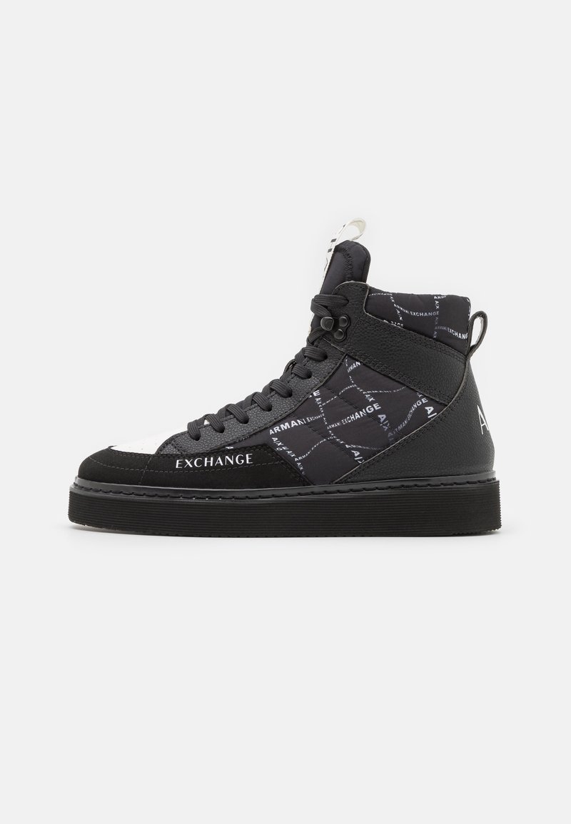 Baskets montantes noires avec panneaux latéraux matelassés, texte blanc "Armani Exchange", semelle noire et languettes à boucle sur la languette et le talon.